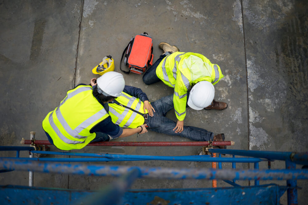 first-aid-for-injured-construction-worker
