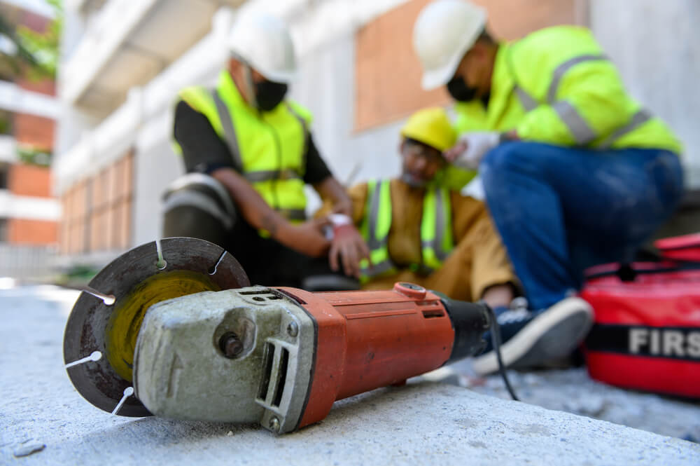 providing-first-aid-to-sick-worker